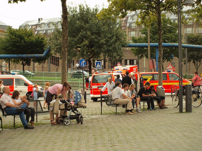 2 Denkmalkletterer hielten Feuerwehr und Polizei in Trapp Koeln Heumarkt P108.JPG
